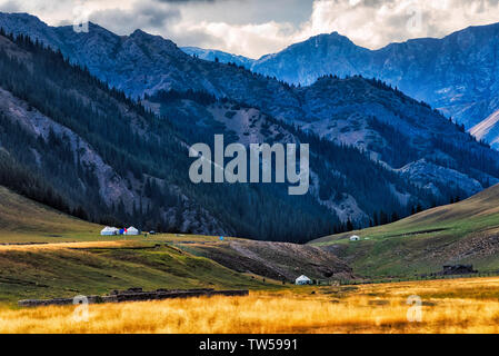 Jurten in Mt. Tianshan (Heavenly Mountain), Sayram See, Yining (ghulja), Provinz Xinjiang, China Stockfoto