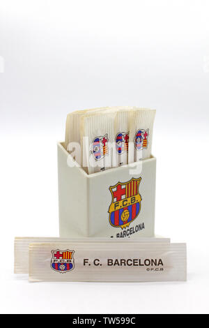 Vintage Zahnstocher Kunststoffbehälter mit Barcelona Football Club Logo, Souvenir, auf weißem Hintergrund, Nahaufnahme Stockfoto