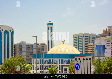 Gebäude in der Innenstadt, Abu Dhabi, Vereinigte Arabische Emirate Stockfoto