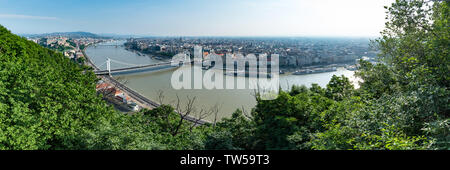 Budapest, Ungarn - 10. Juni 2019 Panorama von Budapest auf einem hellen heißen Morgen, mit Blick auf die Donau und Sehenswürdigkeiten wie die Burg von Buda. Stockfoto