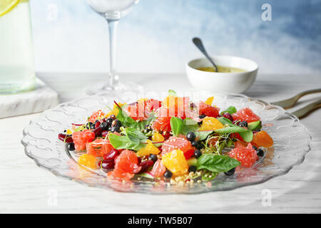 Superfood Salat mit Grapefruit, Bohnen und Heidelbeeren auf Glasplatte in der Küche Stockfoto