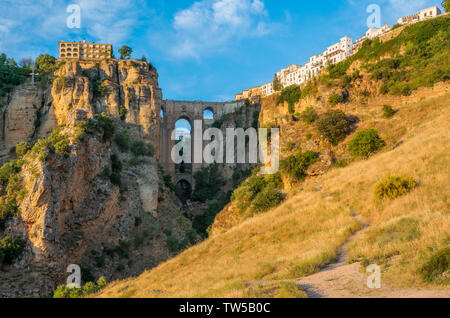 Ronda und seine historische Brücke in der späten Nachmittagssonne. Provinz Malaga, Andalusien, Spanien. Stockfoto