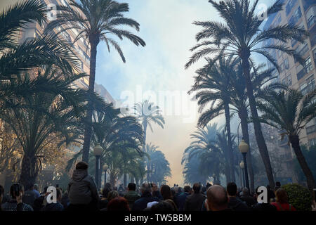 Die Masse, die am Feuerwerk in Alicante suchen Stockfoto