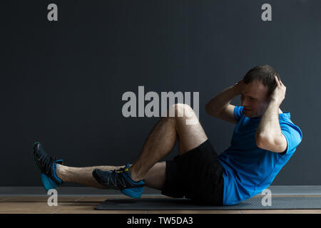 Mann tun, drücken Sie die Übungen. Mann tun, Abdominal- Übungen. Stockfoto