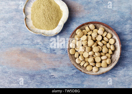 Bio Green GERSTENGRAS Tabletten und Pulver. Konzept für eine gesunde Nahrungsergänzung. Stockfoto