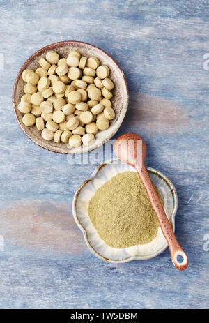 Bio Green GERSTENGRAS Pulver und Tabletten. Konzept für eine gesunde Nahrungsergänzung. Stockfoto