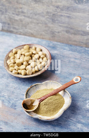 Bio Green GERSTENGRAS Pulver und Tabletten. Konzept für eine gesunde Nahrungsergänzung. Stockfoto