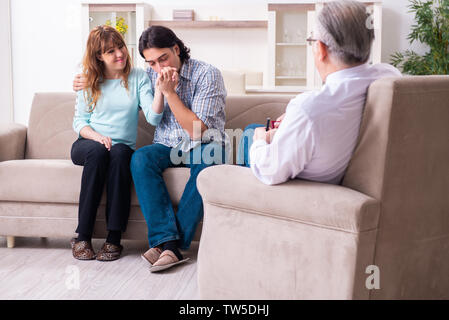 Junge paar Besuchen erfahrener Arzt Psychologe Stockfoto