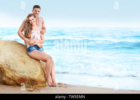Glückliches junges Paar auf Meer Strand Stockfoto