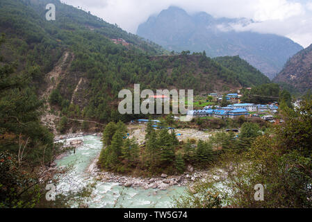 Touristische Lodges und schlafende Häuser in der Nähe von Phakding in Nepal Himalaya Stockfoto