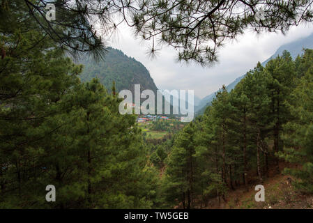 Kleines Dorf mit Häusern in der Nähe von Phakding in Nepal Himalaya Stockfoto