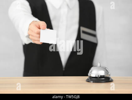 Rezeptionistin mit Key Card von Apartment im Hotel Stockfoto