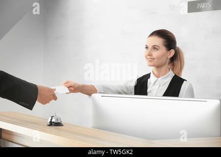 Rezeptionistin, Key Card von Hotel Zimmer zu Client Stockfoto