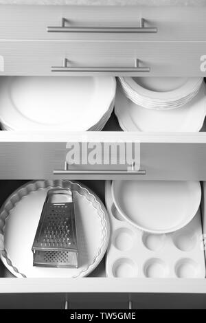 Küchengeschirr und keramische Platten in der Küche Schubladen Stockfoto