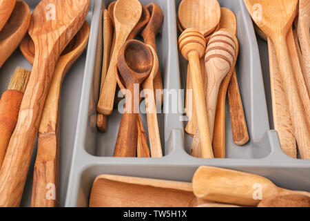 Küche aus Holz Besteck in der Schublade, Nahaufnahme Stockfoto