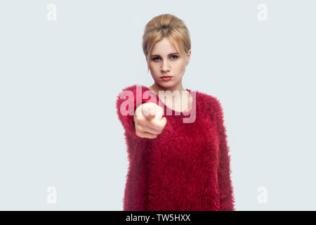 Hey ihr. Porträt von Ernst schöne junge blonde Frau in Rot Bluse stehen, zeigen und auf Kamera und Schuld. indoor Studio shot isoliert Stockfoto