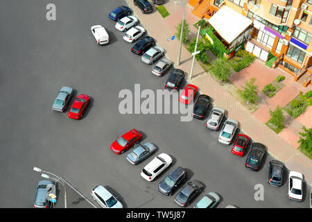 Geparkte Autos in der Nähe von mehrstöckigen Gebäude Stockfoto