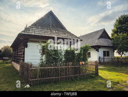 Alte Holzhäuser in einem Dorf an einem sonnigen Tag Stockfoto