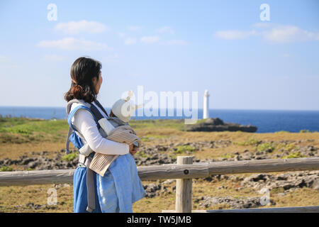 Asiatische Mutter und er Baby in der Familie Reise in Zanpa Seaside Park am Kap Zanpa in Okinawa, Japan Stockfoto