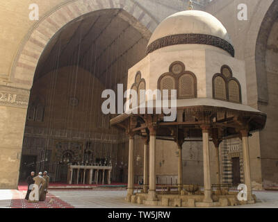 Kairo, Ägypten - September, 26, 2015: Innenraum der Moschee von Sultan Hassan in Kairo Stockfoto