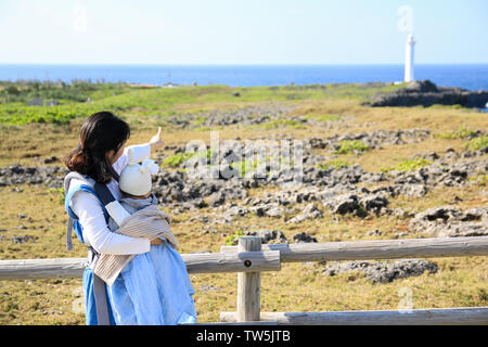 Asiatische Mutter und er Baby in der Familie Reise in Zanpa Seaside Park am Kap Zanpa in Okinawa, Japan Stockfoto