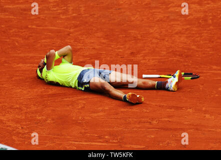 Paris Frankreich French Open Championships Roland Garros Rafa Nadal (ESP) fällt zu Boden und feiert, als er einen Datensatz 12 Mens Singles Titel gewinnt Stockfoto