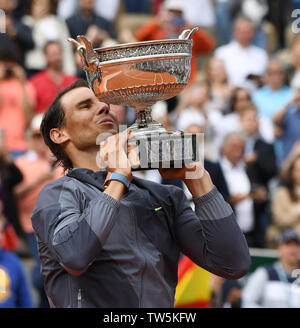 Paris Frankreich French Open Championships Roland Garros Rafa Nadal (ESP) feiert mit dem treophy als er gewinnt einen Datensatz 12 Mens Singles Titel Phot Stockfoto