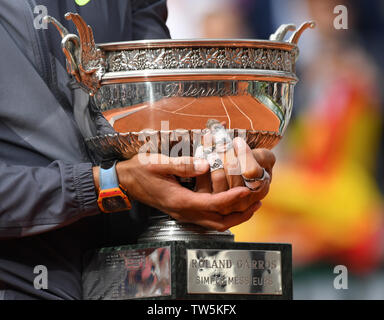 Paris Frankreich French Open Championships Roland Garros mit diesen Händen Rafa Nadal (ESP) mit Trophäe, nachdem er gewinnt einen Datensatz 12 Mens Singles Titel Stockfoto