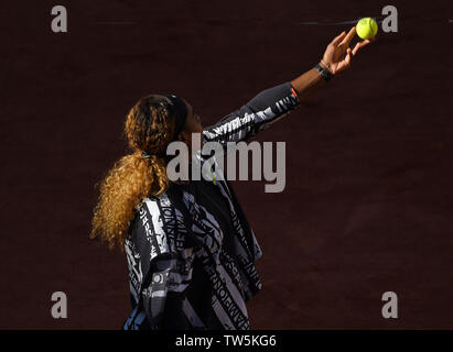 Paris Frankreich French Open Championships Roland Garros Serena Williams (USA), die in Aktion während der zweiten Runde singles Gleiches Foto Roger Parker Internation Stockfoto