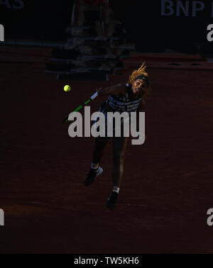 Paris Frankreich French Open Championships Roland Garros Serena Williams (USA), die in Aktion während der zweiten Runde singles Gleiches Foto Roger Parker Internation Stockfoto