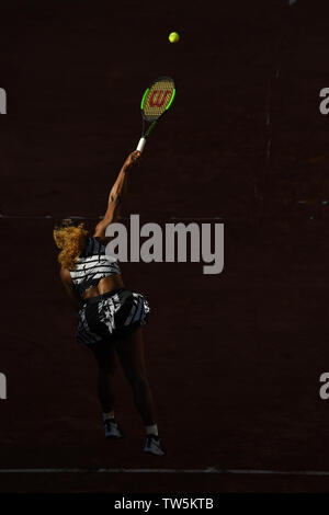 Paris Frankreich French Open Championships Roland Garros Serena Williams (USA), die in Aktion während der zweiten Runde singles Gleiches Foto Roger Parker Internation Stockfoto