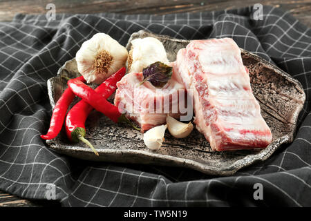 Mit frische rohe Schweinerippchen auf Schwarz serviette Platte Stockfoto