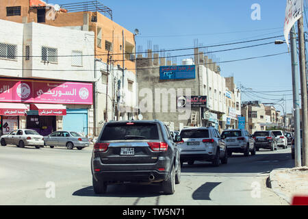 Jordanien, Naher Osten, Autokorsos, Fahrzeuge, Wüsten, Wüsten, Gobi, alte Städte, Sehenswürdigkeiten, kleine Städte, Kleinstädte, Colosseum, Leben, Bewohner, Straßen, Wege, Straßen, städtischen Gebieten Stockfoto