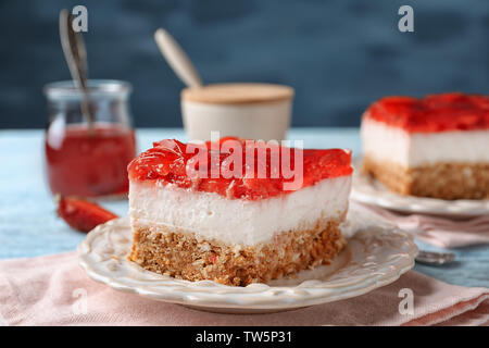 Mit köstliche Erdbeere bretzel Salat auf der Tischplatte Stockfoto