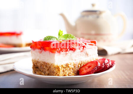 Mit köstliche Erdbeere bretzel Salat auf der Tischplatte Stockfoto