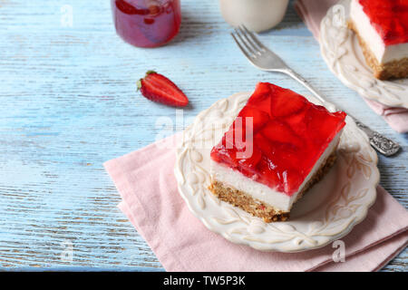 Mit köstliche Erdbeere bretzel Salat auf der Tischplatte Stockfoto