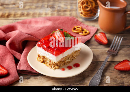 Mit köstliche Erdbeere bretzel Salat auf der Tischplatte Stockfoto