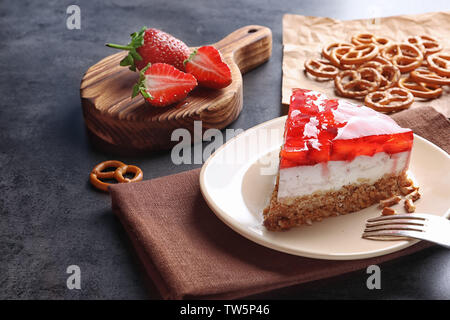 Mit köstliche Erdbeere bretzel Salat auf der Tischplatte Stockfoto