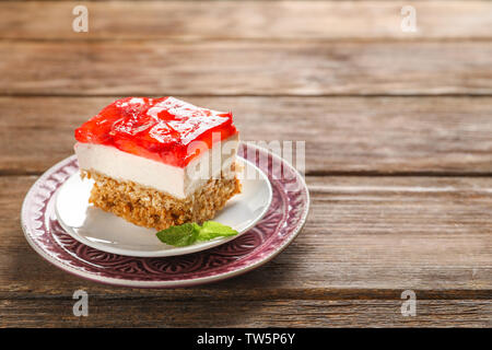 Mit köstliche Erdbeere bretzel Salat auf der Tischplatte Stockfoto