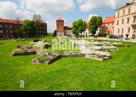 Steinblöcke in den Gärten der Burg Wawel in Krakau, Polen Stockfoto