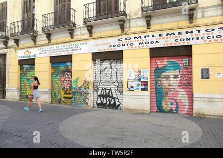 Street Art von encarni Novillo auf Garagentore im Künstlerviertel Soho gemalt, in Malaga, Spanien, Europa. Stockfoto