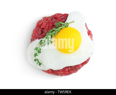 Lecker Steak Tartar mit Ei auf weißem Hintergrund Stockfoto