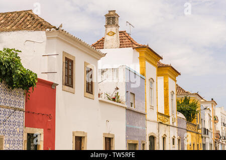 Alte, farbenfrohe Gebäude mit kunstvollen Verkleidung und Fliesen Linie eine Straße in Tavira, Portugal in der Region Algarve Stockfoto