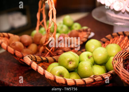 Verschiedene Arten von Obst am Buffet Stockfoto