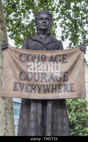 London/Großbritannien - 18. Juni 2019 - Statue von Millicent Fawcett in Parliament Square, "Mut zum Mut überall Anrufe' Stockfoto