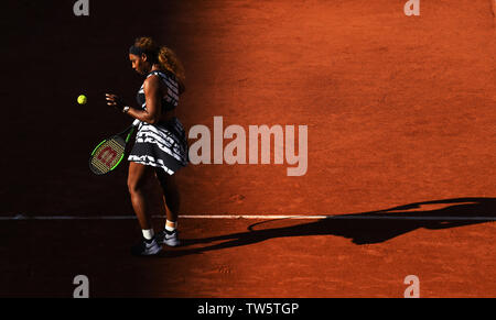Paris Frankreich French Open Championships Roland Garros Serena Williams (USA), die in Aktion während der zweiten Runde singles Gleiches Foto Roger Parker Internation Stockfoto