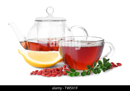 Komposition mit goji Kaffee auf weißem Hintergrund Stockfoto
