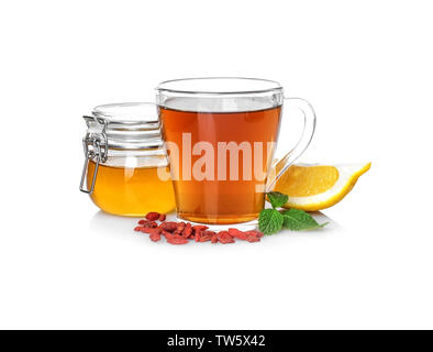 Komposition mit goji Kaffee auf weißem Hintergrund Stockfoto