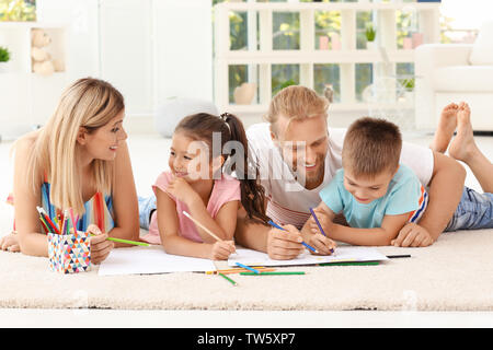 Süße Kinder zeichnen mit Eltern zu Hause Stockfoto