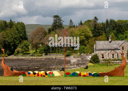 Seit Juni 2019 in Kenmare Bay für das Vikingdom Raft Race, Kenmare, County Kerry, Irland, installiertes Boots-Modell von Plywood Viking Stockfoto